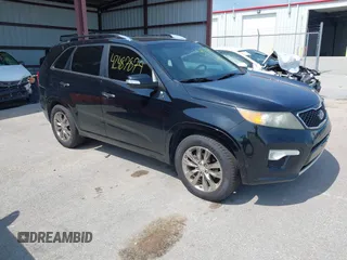 2011 Kia Sorento SX z VIN 5XYKW4A28BG102674, wystawiony jako IAAI lot #42487879 z przebiegiem 176 861 mil mil oraz . Historia ofert i sprzedaży dostępna na DreamBid. Obrazek 1.