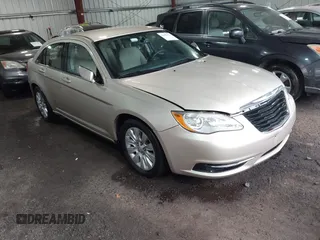 2013 Chrysler 200 LX z VIN 1C3CCBAG9DN722110, wystawiony jako IAAI lot #42403653 z przebiegiem 95 903 mil mil oraz . Historia ofert i sprzedaży dostępna na DreamBid. Obrazek 1.