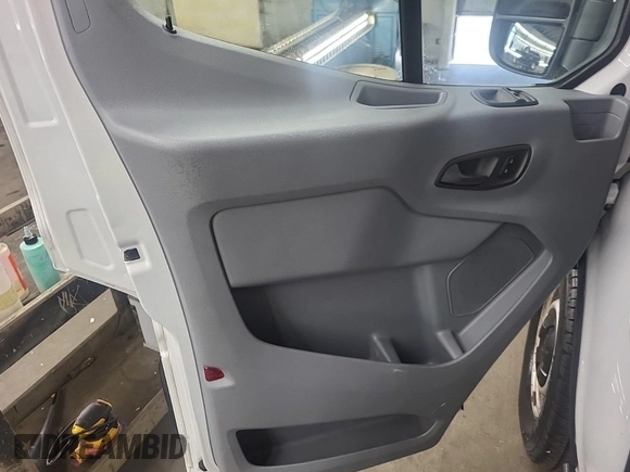 2019 Ford Transit z VIN 1FTYR2CG7KKA96911, wystawiony jako IAAI lot #42566551 z przebiegiem 207 807 mil mil oraz . Historia ofert i sprzedaży dostępna na DreamBid. Obrazek 7.