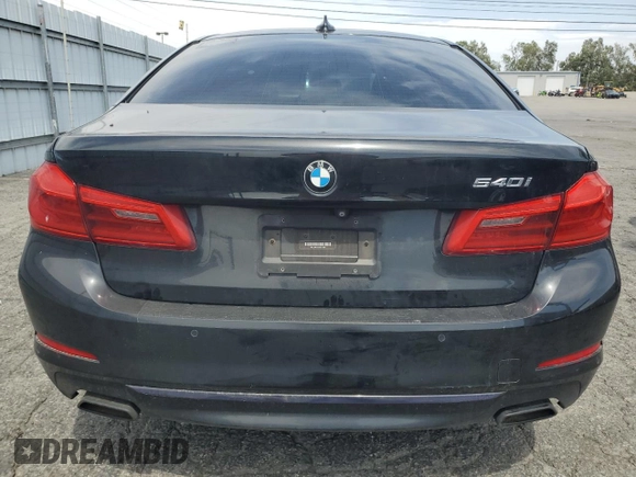 2018 BMW 5 Series 540i z VIN WBAJE5C54JG917667, wystawiony jako Copart lot #56655625 z przebiegiem 99 236 mil mil oraz Czysty tytuł • Clean title. Historia ofert i sprzedaży dostępna na DreamBid. Obrazek 6.