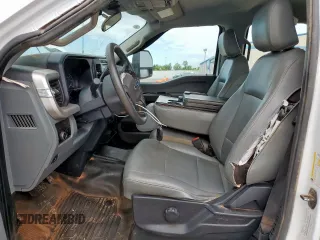 2023 Ford F-250 XL z VIN 1FT7W2BT8PEC30883, wystawiony jako Copart lot #62118535 z przebiegiem 47 949 mil mil oraz Szkoda całkowita • Salvage title. Historia ofert i sprzedaży dostępna na DreamBid. Obrazek 7.