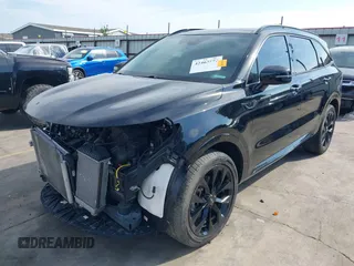 2023 Kia Sorento SX z VIN 5XYRK4LFXPG202339, wystawiony jako IAAI lot #42463572 z przebiegiem 27 928 mil mil oraz . Historia ofert i sprzedaży dostępna na DreamBid. Obrazek 2.