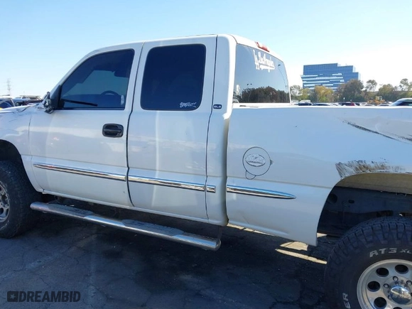 2000 GMC Sierra 1500 SLT with VIN 1GTEC19T7YZ241853, listed as a IAAI auction lot 41657692 with 166,517 mi miles. Bid and sale history available at carsss.com. Image 14.
