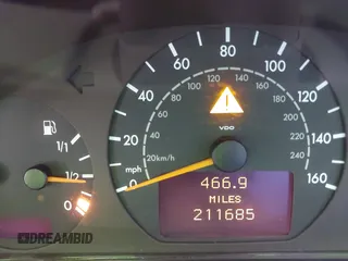 2001 Mercedes-Benz E 320 z VIN WDBJH65JX1B279172, wystawiony jako IAAI lot #42397998 z przebiegiem 211 685 mil mil oraz . Historia ofert i sprzedaży dostępna na DreamBid. Obrazek 7.