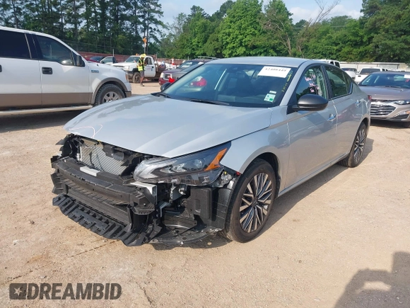 2025 Nissan Altima SV z VIN 1N4BL4DV6SN378171, wystawiony jako IAAI lot #42408449 z przebiegiem 5 405 mil mil oraz . Historia ofert i sprzedaży dostępna na DreamBid. Obrazek 2.