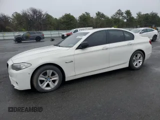 2013 BMW 5 Series 528i xDrive z VIN WBAXH5C55DDW12217, wystawiony jako Copart lot #56019465 z przebiegiem 158 070 mil mil oraz Nie do naprawy. Historia ofert i sprzedaży dostępna na DreamBid. Obrazek 1.