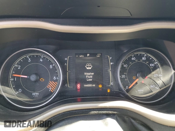 2015 Jeep Cherokee Sport z VIN 1C4PJLAB5FW573186, wystawiony jako Copart lot #61440805 z przebiegiem 144 333 mil mil oraz Szkoda całkowita • Salvage title. Historia ofert i sprzedaży dostępna na DreamBid. Obrazek 9.