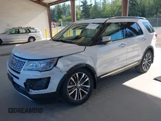 2016 Ford Explorer Platinum z VIN 1FM5K8HT5GGB26980, wystawiony jako IAAI lot #42674613 z przebiegiem 94 957 mil mil oraz . Historia ofert i sprzedaży dostępna na DreamBid. Obrazek 2.