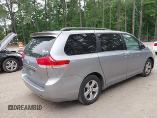 2012 Toyota Sienna LE AAS z VIN 5TDKK3DC7CS222416, wystawiony jako IAAI lot #42360994 z przebiegiem 241 498 mil mil oraz . Historia ofert i sprzedaży dostępna na DreamBid. Obrazek 4.