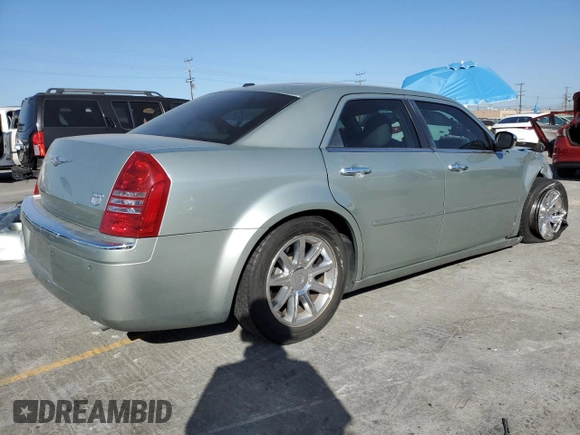 2006 Chrysler 300 C z VIN 2C3LA63H66H408557, wystawiony jako Copart lot #57797005 z przebiegiem 71 932 mil mil oraz Szkoda całkowita • Salvage title. Historia ofert i sprzedaży dostępna na DreamBid. Obrazek 3.