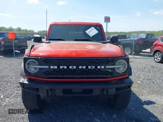 2022 Ford Bronco z VIN 1FMEE5DP3NLB42355, wystawiony jako IAAI lot #42084720 z przebiegiem 35 183 mil mil oraz . Historia ofert i sprzedaży dostępna na DreamBid. Obrazek 12.