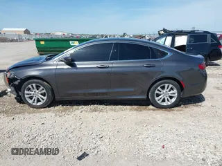 2015 Chrysler 200 Limited z VIN 1C3CCCAB0FN653658, wystawiony jako IAAI lot #42077091 z przebiegiem 151 691 mil mil oraz . Historia ofert i sprzedaży dostępna na DreamBid. Obrazek 15.