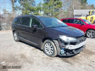 2017 Chrysler Pacifica Touring-L with VIN 2C4RC1BG3HR525599, listed as a IAAI auction lot 41843114 with 108,594 mi miles. Bid and sale history available at carsss.com. Image 1.
