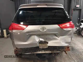2014 Toyota Sienna LE AAS z VIN 5TDKK3DC5ES506503, wystawiony jako IAAI lot #42076671 z przebiegiem 320 016 mil mil oraz . Historia ofert i sprzedaży dostępna na DreamBid. Obrazek 17.