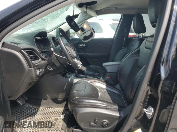 2019 Jeep Cherokee Trailhawk z VIN 1C4PJMBX2KD328612, wystawiony jako Copart lot #56859655 z przebiegiem 137 765 mil mil oraz Czysty tytuł • Clean title. Historia ofert i sprzedaży dostępna na DreamBid. Obrazek 7.