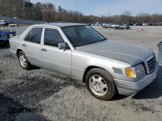 1995 Mercedes-Benz E Class with VIN WDBEB31EXSC271336, listed as a Copart auction lot 45248255 with 200,962 mi miles and Clean Title. Bid and sale history available at carsss.com. Image 4.