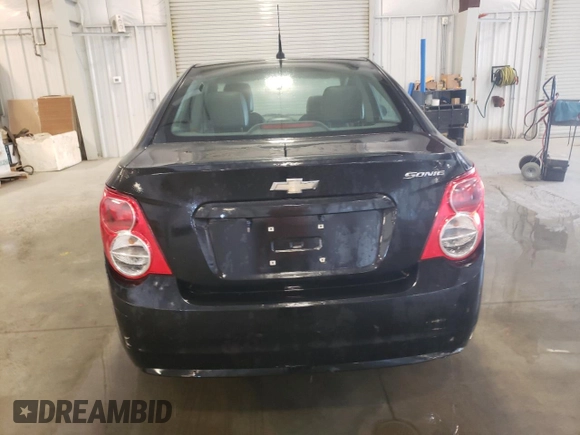 2013 Chevrolet Sonic LS z VIN 1G1JA5SH4D4160231, wystawiony jako Copart lot #56076225 z przebiegiem 128 622 mil mil oraz Czysty tytuł • Clean title. Historia ofert i sprzedaży dostępna na DreamBid. Obrazek 6.