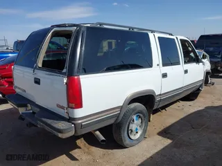 1998 GMC Suburban with VIN 1GKEC16RXWJ731468, listed as a IAAI auction lot 41945613 with 236,854 mi miles. Bid and sale history available at carsss.com. Image 4.