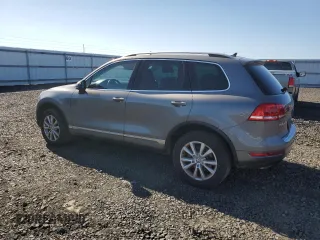 2013 Volkswagen Touareg Lux z VIN WVGEF9BP8DD009350, wystawiony jako Copart lot #55775385 z przebiegiem 165 958 mil mil oraz Czysty tytuł • Clean title. Historia ofert i sprzedaży dostępna na DreamBid. Obrazek 2.