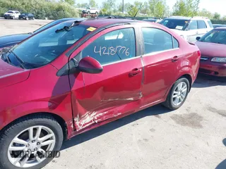 2014 Chevrolet Sonic LT z VIN 1G1JC5SH8E4153469, wystawiony jako IAAI lot #42181776 z przebiegiem 80 435 mil mil oraz . Historia ofert i sprzedaży dostępna na DreamBid. Obrazek 6.