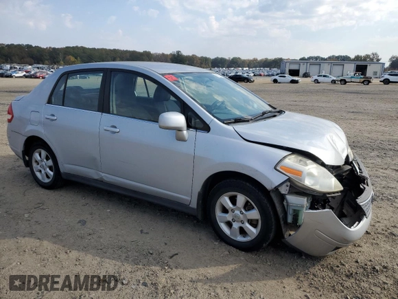 2007 Nissan Versa SL z VIN 3N1BC11EX7L454398, wystawiony jako Copart lot #78073444 z przebiegiem 94 568 mil mil oraz Szkoda całkowita • Salvage title. Historia ofert i sprzedaży dostępna na DreamBid. Obrazek 4.