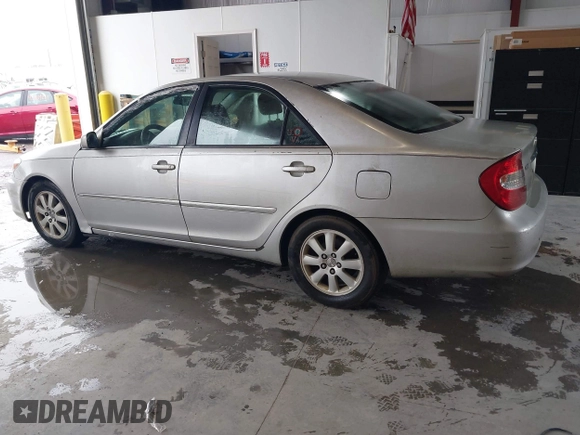 2002 Toyota Camry XLE z VIN 4T1BF30K32U009695, wystawiony jako IAAI lot #42376626 z przebiegiem 291 800 mil mil oraz . Historia ofert i sprzedaży dostępna na DreamBid. Obrazek 6.