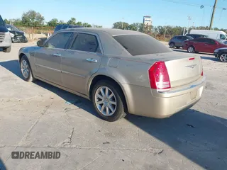 2008 Chrysler 300 C Hemi z VIN 2C3KA63H38H158001, wystawiony jako IAAI lot #41097749 z przebiegiem Nie podano mil oraz . Historia ofert i sprzedaży dostępna na DreamBid. Obrazek 3.