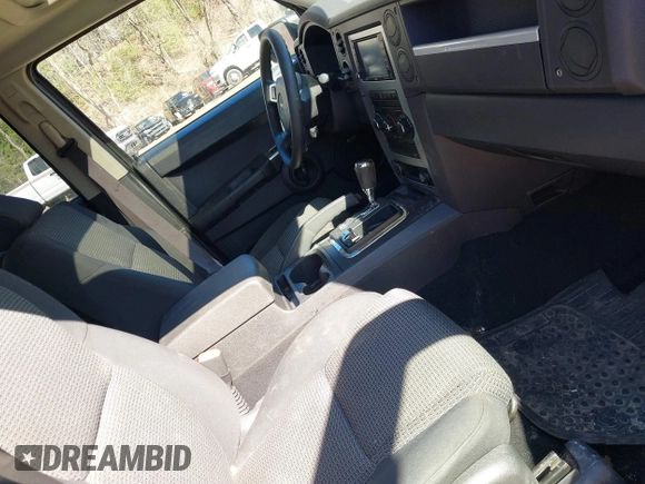 2008 Jeep Commander Sport z VIN 1J8HG48N58C156284, wystawiony jako IAAI lot #41825196 z przebiegiem 100 177 mil mil oraz . Historia ofert i sprzedaży dostępna na DreamBid. Obrazek 5.