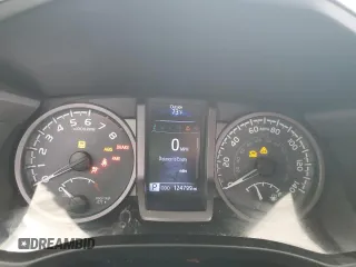 2017 Toyota Tacoma SR5 z VIN 5TFCZ5AN1HX113842, wystawiony jako Copart lot #60711285 z przebiegiem 124 799 mil mil oraz Szkoda całkowita • Salvage title. Historia ofert i sprzedaży dostępna na DreamBid. Obrazek 9.