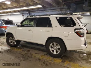 2020 Toyota 4Runner SR5 with VIN JTEBU5JRXL5748135, listed as a Copart auction lot 44117135 with 85,043 mi miles and Salvage Title. Bid and sale history available at carsss.com. Image 2.