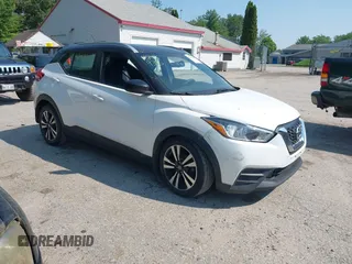 2018 Nissan Kicks SV z VIN 3N1CP5CU3JL519149, wystawiony jako IAAI lot #42459395 z przebiegiem 71 768 mil mil oraz . Historia ofert i sprzedaży dostępna na DreamBid. Obrazek 1.