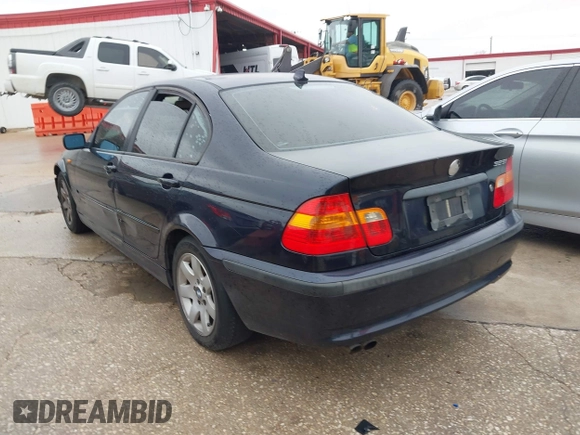 2005 BMW 3 Series 325i with VIN WBAEV33445KW16557, listed as a IAAI auction lot 41563840 with 228,001 mi miles. Bid and sale history available at carsss.com. Image 3.