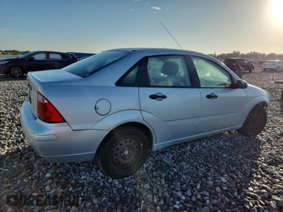 2007 Ford Focus S with VIN 1FAFP34N87W278008, listed as a Copart auction lot 61022545 with 139,575 mi miles and Salvage title. Bid and sale history available at DreamBid. Image 3.