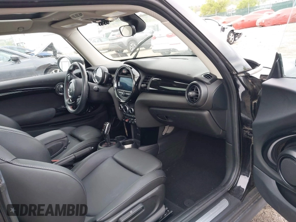 2020 MINI Hardtop Cooper S z VIN WMWXR5C00L2L44737, wystawiony jako IAAI lot #42091511 z przebiegiem 24 356 mil mil oraz . Historia ofert i sprzedaży dostępna na DreamBid. Obrazek 5.