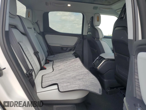 2023 Rivian R1T Adventure z VIN 7FCTGBAA5PN028668, wystawiony jako Copart lot #61126184 z przebiegiem 2337 mil mil oraz Szkody całkowita. Historia ofert i sprzedaży dostępna na DreamBid. Obrazek 10.