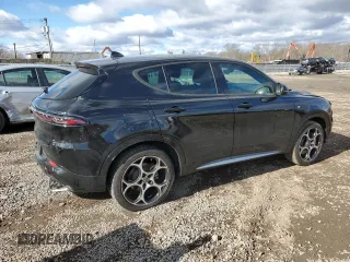 2024 Alfa Romeo Tonale Ti z VIN ZASPATCW5R3049398, wystawiony jako Copart lot #43519575 z przebiegiem 4547 mil mil oraz Szkody całkowita. Historia ofert i sprzedaży dostępna na DreamBid. Obrazek 3.