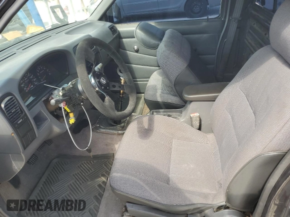 1996 Nissan Frontier XE z VIN 1N6SD11S0TC311270, wystawiony jako Copart lot #53870965 z przebiegiem 145 595 mil mil oraz Szkoda całkowita • Salvage title. Historia ofert i sprzedaży dostępna na DreamBid. Obrazek 7.