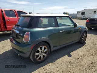 2008 MINI Hardtop z VIN WMWMF33528TT60290, wystawiony jako Copart lot #57363895 z przebiegiem 77 814 mil mil oraz Czysty tytuł • Clean title. Historia ofert i sprzedaży dostępna na DreamBid. Obrazek 3.