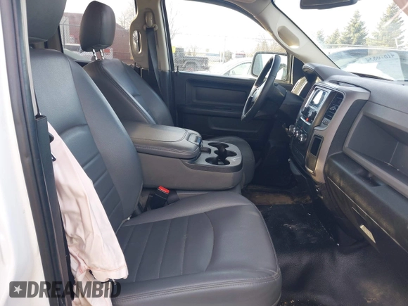 2018 Ram 1500 Express z VIN 1C6RR7FT0JS232912, wystawiony jako IAAI lot #41876834 z przebiegiem 137 642 mil mil oraz . Historia ofert i sprzedaży dostępna na DreamBid. Obrazek 5.