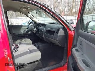 2008 Dodge Dakota SLT z VIN 1D7HW48K88S594342, wystawiony jako IAAI lot #41819673 z przebiegiem 116 134 mil mil oraz . Historia ofert i sprzedaży dostępna na DreamBid. Obrazek 5.