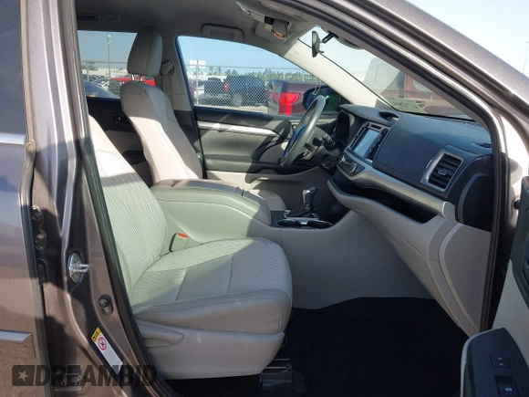 2019 Toyota Highlander LE with VIN 5TDZZRFH6KS306098, listed as a IAAI auction lot 41712844 with 92,056 mi miles and . Bid and sale history available at DreamBid. Image 5.