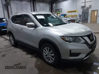 2018 Nissan Rogue SV z VIN 5N1AT2MV8JC709302, wystawiony jako IAAI lot #42063333 z przebiegiem 67 225 mil mil oraz . Historia ofert i sprzedaży dostępna na DreamBid. Obrazek 1.