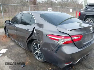 2018 Toyota Camry LE z VIN 4T1B11HK8JU635944, wystawiony jako IAAI lot #41672751 z przebiegiem 174 514 mil mil oraz . Historia ofert i sprzedaży dostępna na DreamBid. Obrazek 3.