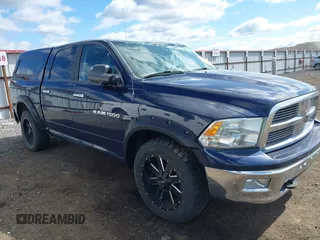 2012 Ram 1500 Outdoorsman z VIN 1C6RD7LT8CS151212, wystawiony jako IAAI lot #42302976 z przebiegiem 133 071 mil mil oraz . Historia ofert i sprzedaży dostępna na DreamBid. Obrazek 1.