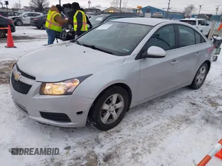 2014 Chevrolet Cruze 1LT z VIN 1G1PC5SB3E7224548, wystawiony jako IAAI lot #41318399 z przebiegiem 185 087 mil mil oraz . Historia ofert i sprzedaży dostępna na DreamBid. Obrazek 18.
