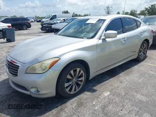 2014 Infiniti Q70 Luxe z VIN JN1BY1AP5EM260464, wystawiony jako IAAI lot #42372872 z przebiegiem 116 756 mil mil oraz . Historia ofert i sprzedaży dostępna na DreamBid. Obrazek 2.