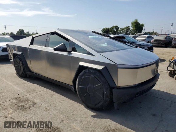 2024 Tesla Cybertruck z VIN 7G2CEHED9RA047674, wystawiony jako Copart lot #61213915 z przebiegiem 1 323 mil mil oraz Szkoda całkowita • Salvage title. Historia ofert i sprzedaży dostępna na DreamBid. Obrazek 4.