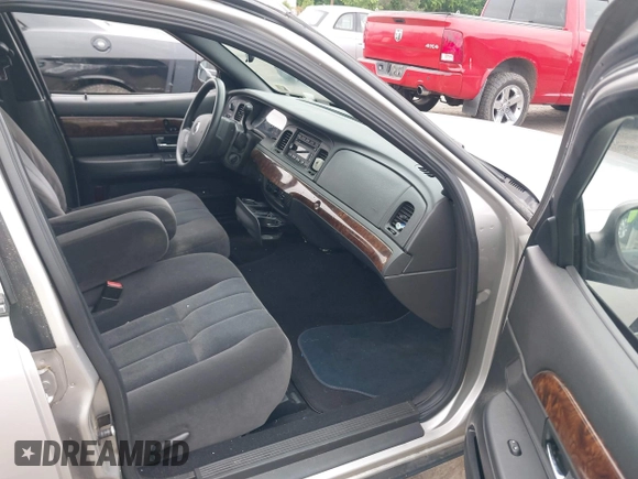 2006 Mercury Grand Marquis GS z VIN 2MEFM74V16X646802, wystawiony jako IAAI lot #42358697 z przebiegiem 169 321 mil mil oraz . Historia ofert i sprzedaży dostępna na DreamBid. Obrazek 5.