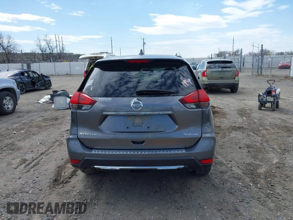 2017 Nissan Rogue SL z VIN JN8AT2MV7HW025973, wystawiony jako IAAI lot #42000657 z przebiegiem 131 762 mil mil oraz . Historia ofert i sprzedaży dostępna na DreamBid. Obrazek 16.