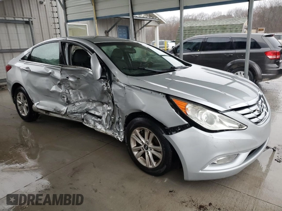 2013 Hyundai Sonata GLS z VIN 5NPEB4AC3DH503773, wystawiony jako Copart lot #47603525 z przebiegiem 217 437 mil mil oraz Szkody całkowita. Historia ofert i sprzedaży dostępna na DreamBid. Obrazek 4.